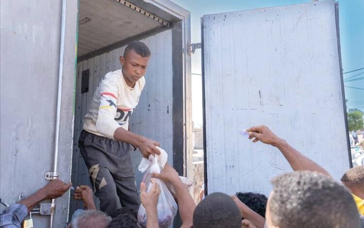 بتمويل بيت الزكاة الكويتي.. مؤسسة إثراء للتنمية توزع أضاحي العيد بشقرة أبين