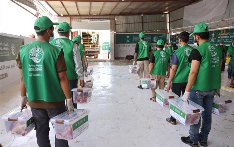 بتمويل من مركز الملك سلمان للإغاثة.. توزيع لحوم الأضاحي لـ 24920 مستفيدا في مأرب