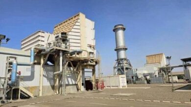 بتوجيهات رئيس الوزراء.. بدء نقل وتفريغ نفط حقل العقلة إلى محطة كهرباء بترومسيلة في عدن