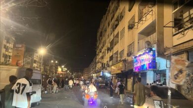 بسبب الظروف المعيشية الصعبة.. أهالي المعلا يكتفون بالتجول في الشارع الرئيسي في أول أيام عيد الأضحى