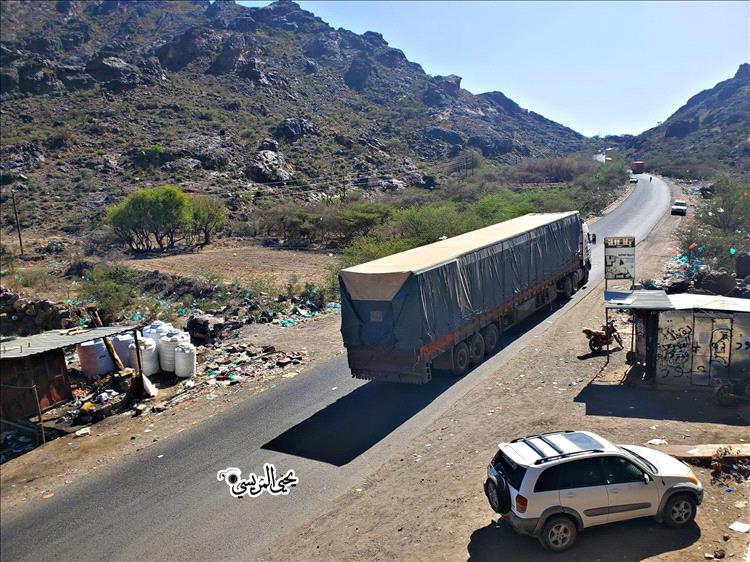 بعد 7 سنوات من الانقطاع.. شاحنات النقل تعود للسير في خط عدن - صنعاء عبر محافظة الضالع
