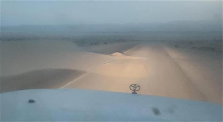 تحذيرات من خطر الرمال المتحركة على مركبات المسافرين في المهرة
