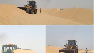 تدشين أعمال إزالة الرمال المتحركة من الخط الدولي بمنطقة النشيمة بمديرية رضوم