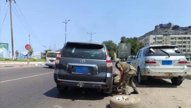 جنود من الحزام الأمني يقدمون المساعدة لأسرة قادمة من صنعاء تعطلت سيارتها في عدن