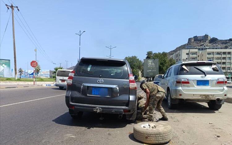 جنود من الحزام الأمني يقدمون المساعدة لأسرة قادمة من صنعاء تعطلت سيارتها في عدن