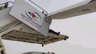 حادث عرضي لطائرة اليمنية في مطار عدن يسبب أضرارًا في جناحها