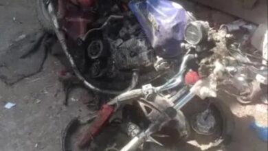 حادث مروع يودي بحياة شاب وإصابة شقيقة جراء اصطدام دراجة نارية بسيارة في إب