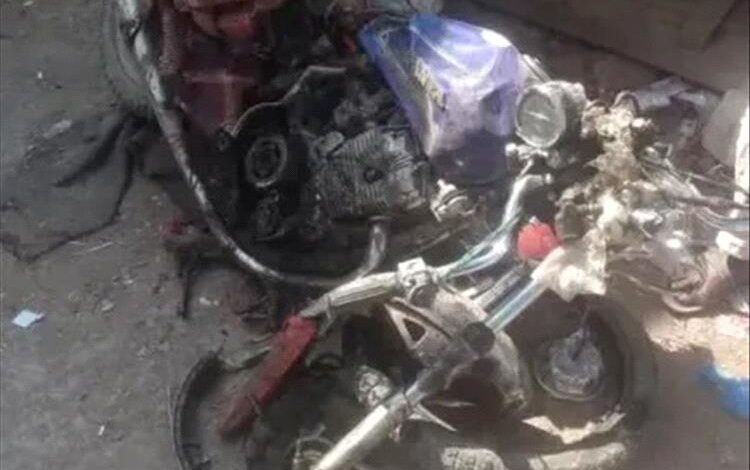 حادث مروع يودي بحياة شاب وإصابة شقيقة جراء اصطدام دراجة نارية بسيارة في إب