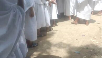حجاج يمنيون يشتكون من الإهمال خلال التنقل بين المشاعر ويحمّلون وزير الأوقاف المسؤولية