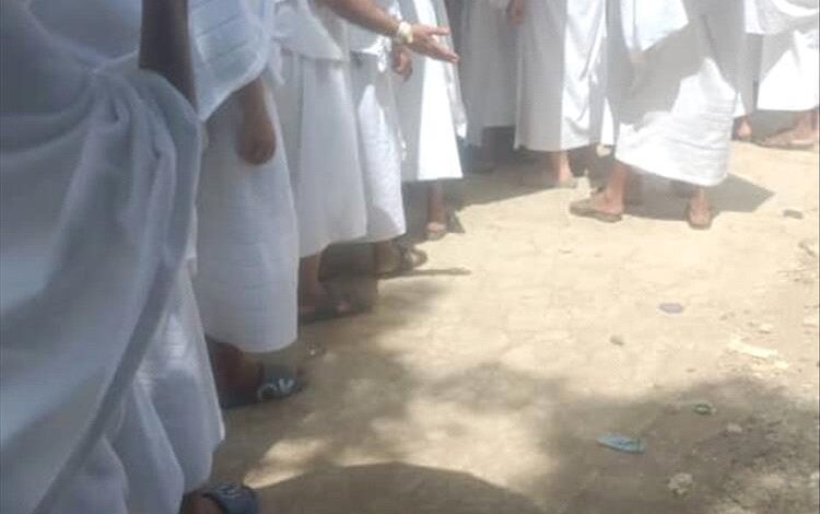 حجاج يمنيون يشتكون من الإهمال خلال التنقل بين المشاعر ويحمّلون وزير الأوقاف المسؤولية