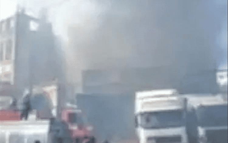 حريق هائل يلتهم أجزاء من مصنع إسفنج في صنعاء
