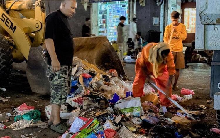 حملة نظافة ليلية شاملة بكريتر بمشاركة عمال ومعدات ثقيلة