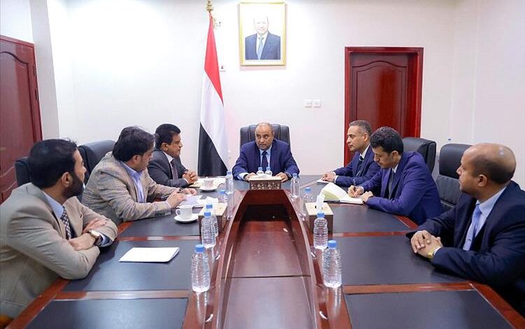 رئيس الوزراء يترأس اجتماعاً حكومياً لمتابعة إجراءات حل مشكلة انقطاعات الكهرباء وتخفيف معاناة المواطنين