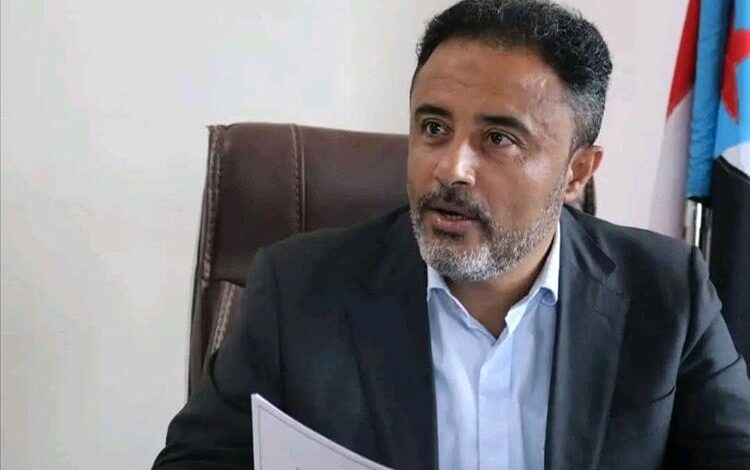 رئيس انتقالي أبين يوضح موقف المجلس بشأن فتح طريق جبهة ثرة