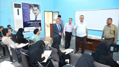 رئيس جامعة عدن يتفقد سير امتحانات الفصل الثاني بكليتي الآداب والإعلام