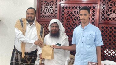 رجل البر والإحسان الشيخ الفاضل  محمد العمقي يكرم ابنهم الحافظ سالم عوض العمقي لختمه كتاب الله عزوجل