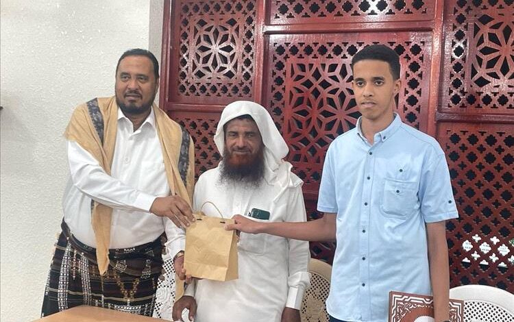 رجل البر والإحسان الشيخ الفاضل  محمد العمقي يكرم ابنهم الحافظ سالم عوض العمقي لختمه كتاب الله عزوجل