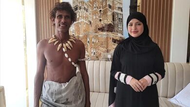 رجل الكهف إلى جانب الفنانة ماريا قحطان في تعز.. صورة تثير تفاعلاً واسعاً