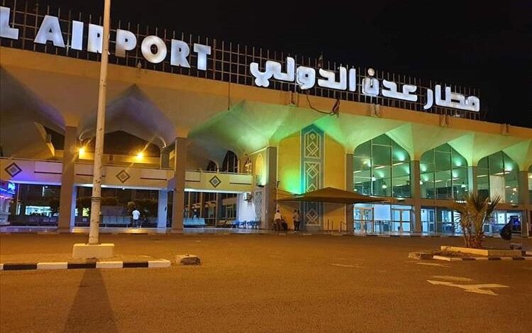 زحام شديد في مطار عدن والمسؤولون وابناؤهم يتجهون إلى مصر لقضاء إجازة العيد