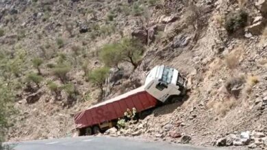 سقوط قاطرة نقل في نقيل الشيم الرابط بين قعطبة ومريس بعد فتح الطريق