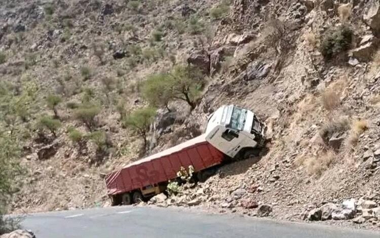 سقوط قاطرة نقل في نقيل الشيم الرابط بين قعطبة ومريس بعد فتح الطريق
