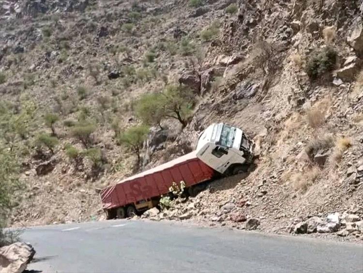 سقوط قاطرة نقل في نقيل الشيم الرابط بين قعطبة ومريس بعد فتح الطريق