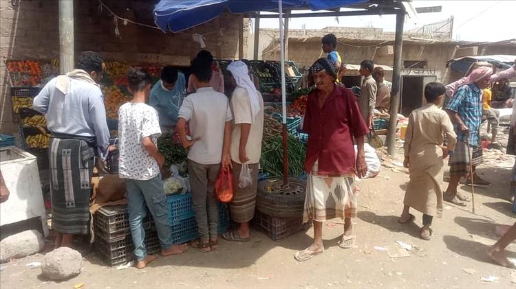 سوق " أمصرة " بأببن يشكل محطة تلاقٍ بين المئات يومياً من أبناء المناطق الوسطى