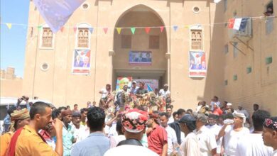 شباب سحيل سيئون يستقبلون فريق الهجن بمدينة تريم بالزوامل والمرازح ضمن الاحتفالات العيدية بالحي