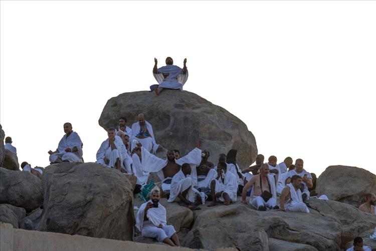 شبيبة: حجاج اليمن يناجون الله من عرفات لرفع البلاء وإنهاء الانقلاب