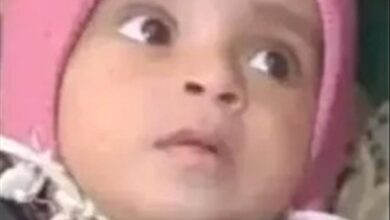 شخص ملثم يترك طفلًا أمام عمارة بصنعاء ويهرب.. صورة تُثير الجدل