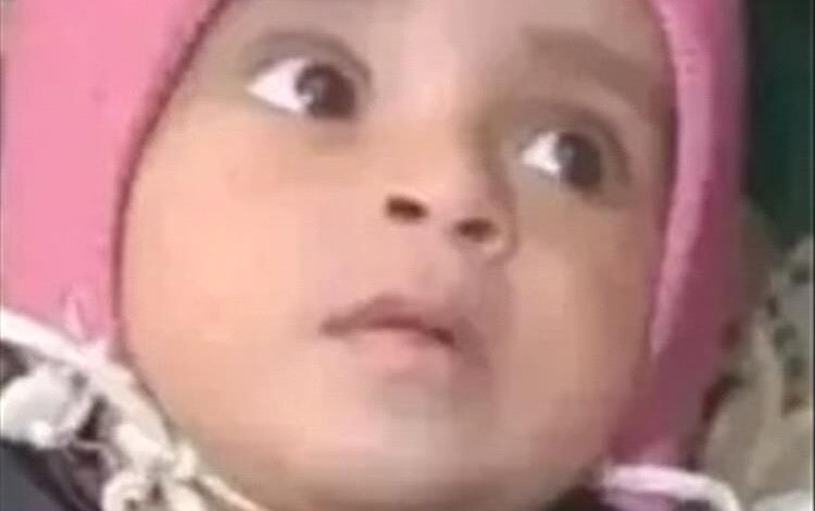 شخص ملثم يترك طفلًا أمام عمارة بصنعاء ويهرب.. صورة تُثير الجدل