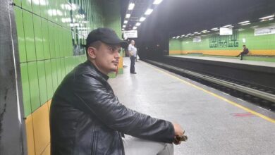 صحفي يغادر عدن بعد أكثر من عشرين عامًا: “كنا نبحث عن وطن.. فصرنا نبحث عن ساعة كهرباء"