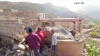 صخرة ضخمة تسقط على منزل مواطن في قرية الحصور بالضالع.. والمنطقة تدق ناقوس الخطر