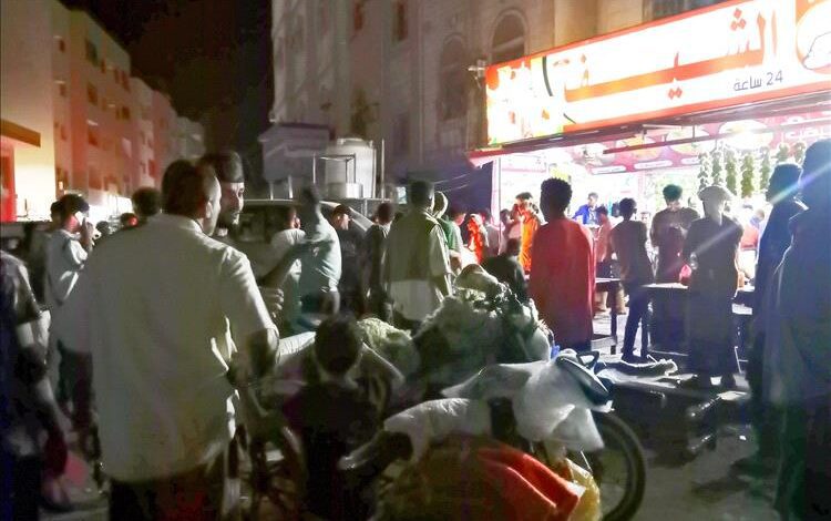 طفل يقود سيارة ويتسبب بحادث غريب في كافتيريا بالتقنية دون إصابات