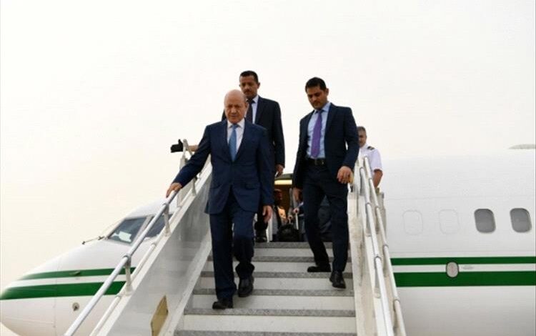 عاجل.. الرئيس العليمي يصل إلى عدن