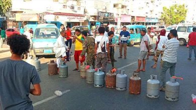 عدن: اتهامات بتهريب حصة الغاز إلى جيبوتي والصومال ومناطق الحوثيين رغم دخول الشحنات بانتظام
