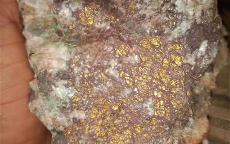 عمليات نهب عشوائية لأحجار ثمينة في أبين وشبوة وحضرموت منذ عام وسط غياب حكومي