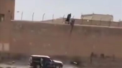 في وضح النهار.. هروب خمسة سجناء مدانين بالقتل من سجن ذمار بتسهيل من قيادات حوثية