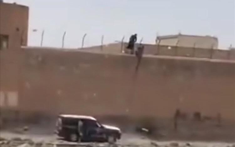 في وضح النهار.. هروب خمسة سجناء مدانين بالقتل من سجن ذمار بتسهيل من قيادات حوثية