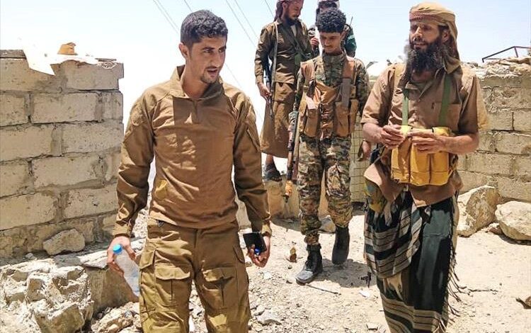 قائد حزام المنطقة الوسطى "عبدالله أبو عرب" يزور جبهة ثرة ويشيد بصمود أبطال المقاومة الجنوبية