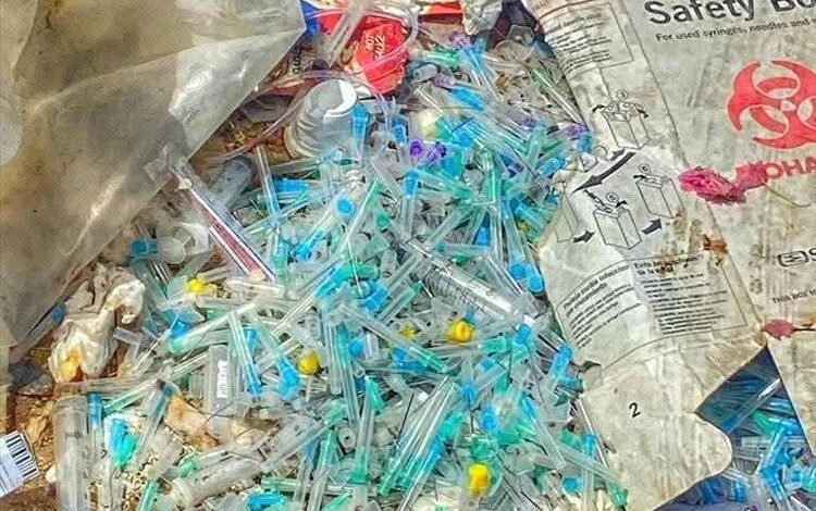 كارثة بيئية تهدد مدينة عزان وسط غياب تام لعمال النظافة وتراكم للنفايات الطبية