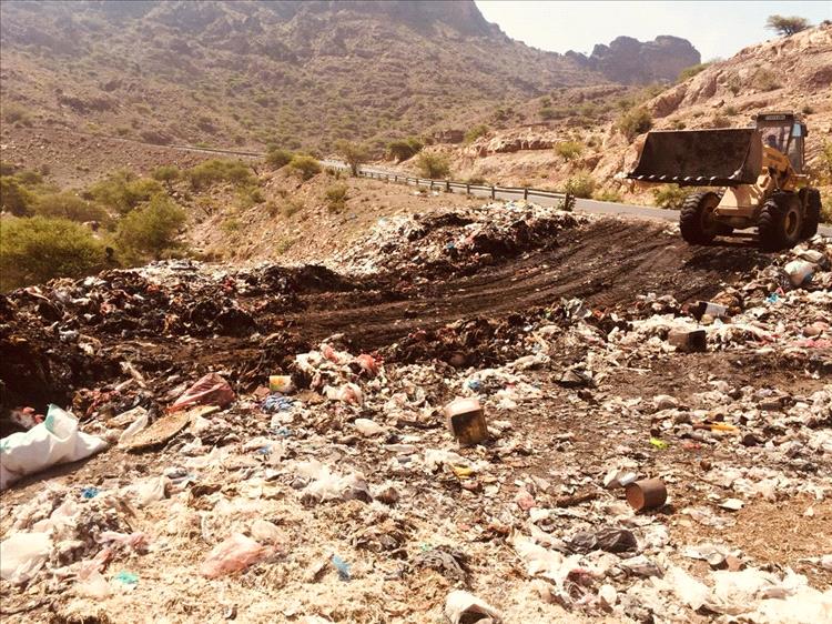كارثة بيئية في نقيل الشيم – مريس قعطبة .. مقلب القمامة يهدد صحة الإنسان والطبيعة