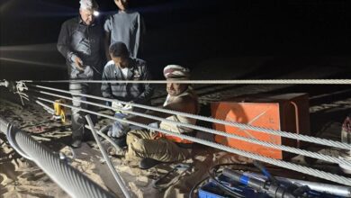 مأرب: الفرق الهندسية تواصل إصلاح الدائرة الأولى من خطوط نقل الطاقة لإعادة التيار الكهربائي