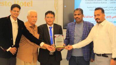 مؤسسة الكابتن علي عثمان العمودي واتحاد الإعلام الرياضي بساحل حضرموت يكرمان مدير فندق نستو