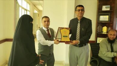مؤسسة يمان للتنمية تكرم مدير عام مكتب الصحة العامة والسكان بلحج بدرع الشكر والعرفان