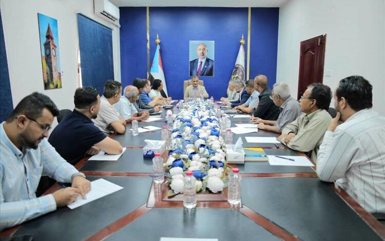 محافظ عدن يترأس اجتماعًا لهيئة الإعلام ويشدد على أهمية الدور الإعلامي في مواجهة التحديات