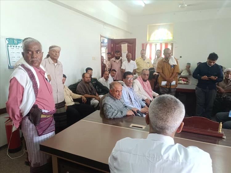 محافظ لحج يتفقد الانضباط الوظيفي في أول أيام الدوام الرسمي بعد إجازة العيد