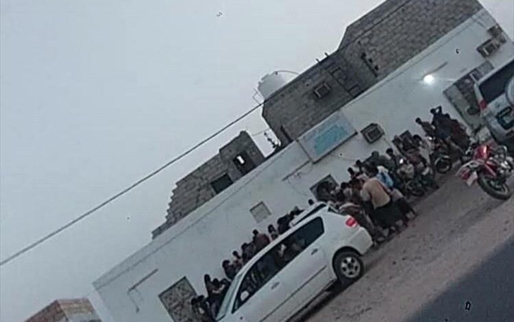 مختل عقلياً يقتل شخصاً ويصيب آخر بوابل من الرصاص في رضوم بشبوة