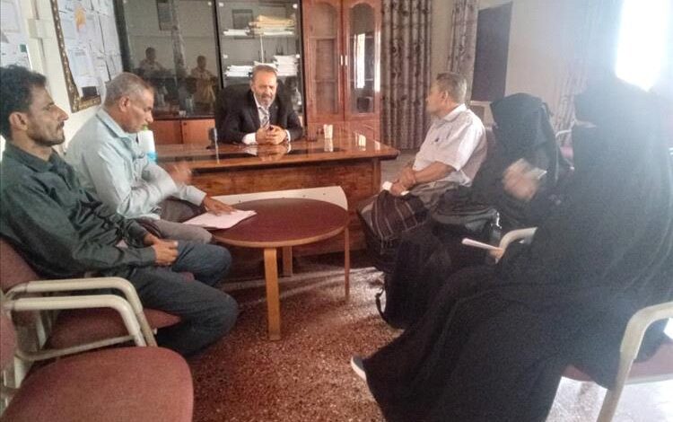 مدير صحة أبين يلتقي بفريق المستودعات الطبية ويوجه بحل تحديات التخزين والنقل