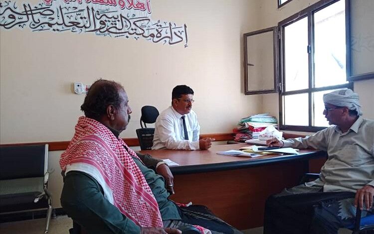 مدير عام الروضة يتفقد الانضباط الوظيفي في أول أيام الدوام الرسمي